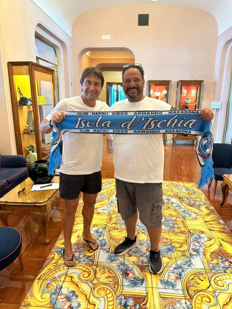 Conte riceve la sciarpa del Club Napoli Isola d’Ischia