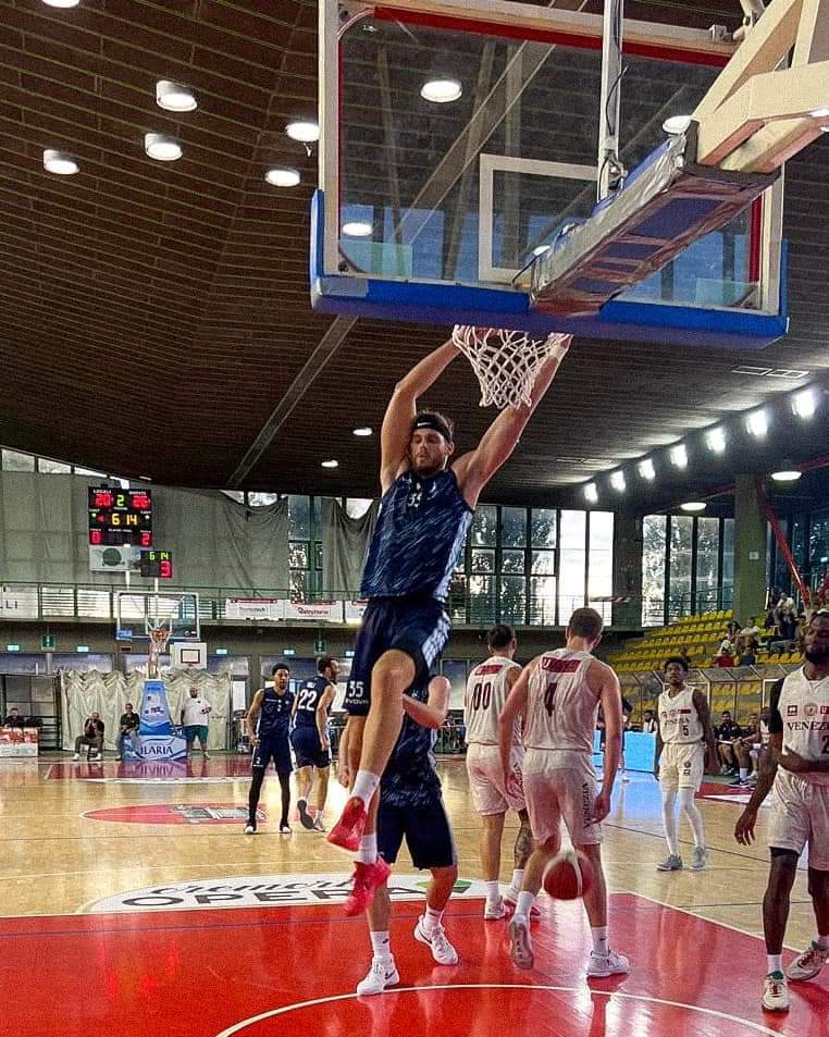 La bomba di Treier regala, al Napoli Basket, la vittoria contro Venezia