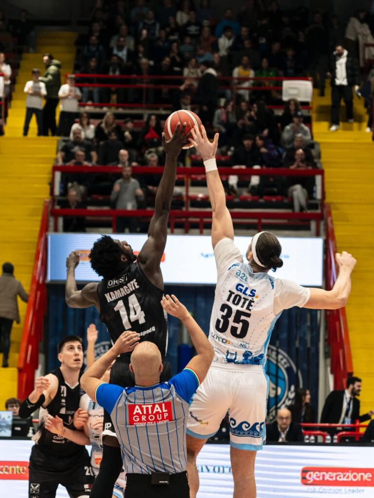 Napoli Basket batte Tortona e tiene accese le speranze salvezza