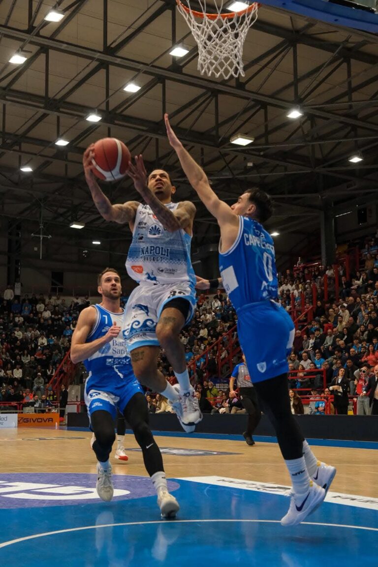 Napoli Basket ancora vivo: contro Sassari arriva la terza vittoria consecutiva alla Fruit Village Arena